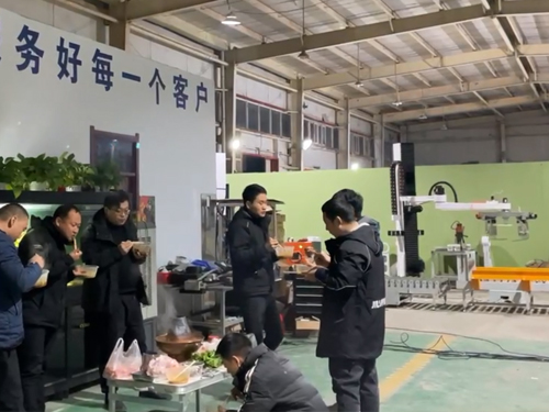 兄弟們?cè)诠ぷ鞴ぷ髦喑詡€(gè)火鍋，大家辛苦了。